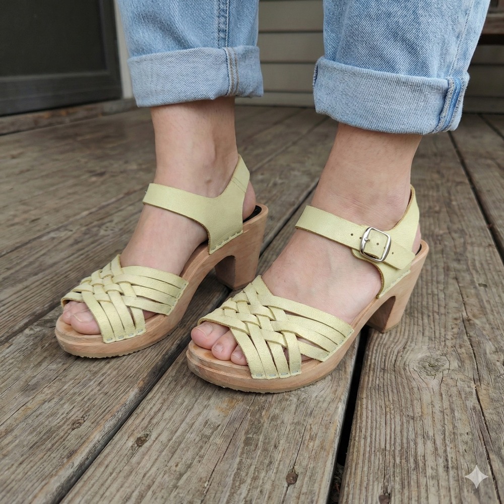 Cape Clogs Womens 37 US 7 Cream Leather Strappy Wood Heel Shoes‎ Kitschy